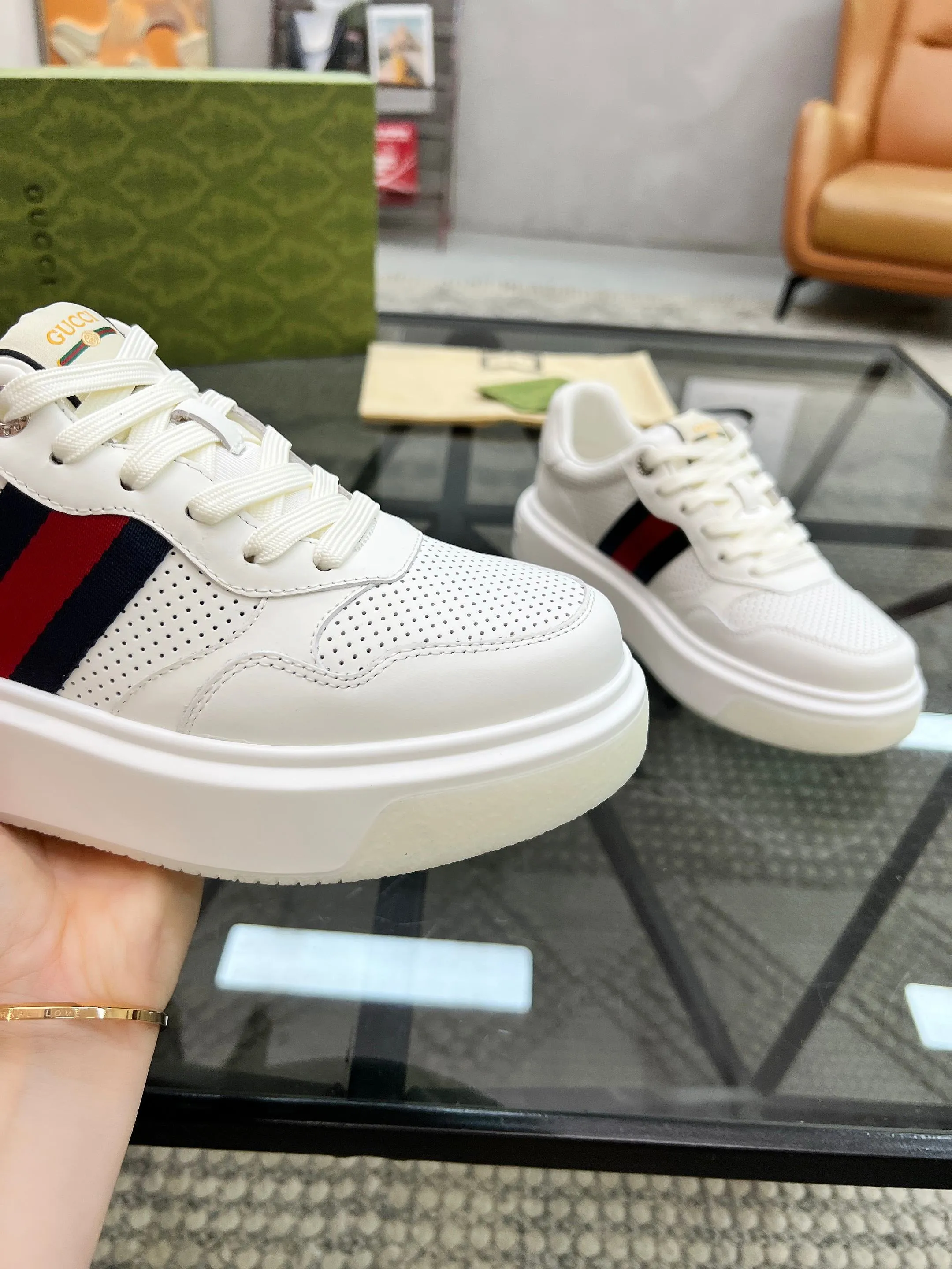P460 new men's shoes GUCCI [Lightning] latest shoes are shipped. Original quality, fashionable, special materials, sheepskin lining, new packaging. The foot feels super comfortable and the workmanship is impeccable. Size: 38-45
